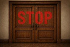 porta in legno con scritta stop