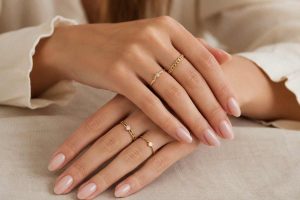mani di donna con anelli