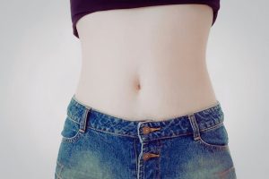 donna con jeans a vita bassa
